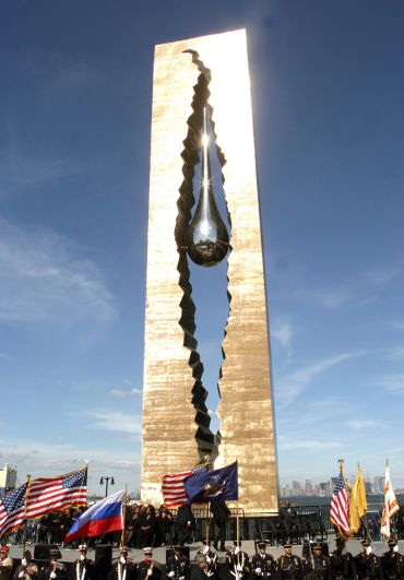 Монумент «Слеза скорби» в Нью-Йорке — дар американскому народу в знак памяти жертв терактов 11 сентября.