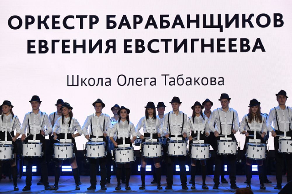 Оркестр барабанщиков Евгения Евстигнеева во время праздника «Возвращение домой» в театре «Современник».