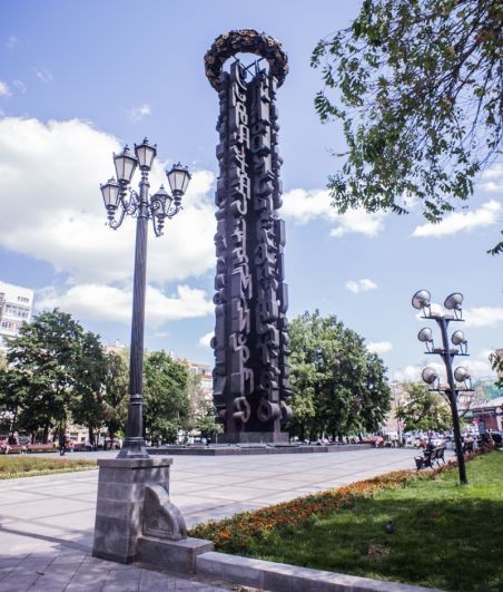 Монумент «Дружба навеки» на Тишинской площади в Москве, названный в честь двухсотлетия подписания договора о воссоединении Грузии с Россией. Некогда композиция была «парной»: вторая часть, названная «Узами дружбы», просуществовала в Грузии до 1991 года.