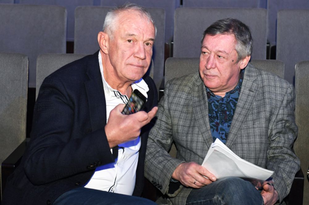 Актер Сергей Гармаш (слева) и актер Михаил Ефремов во время праздника «Возвращение домой» в театре «Современник».