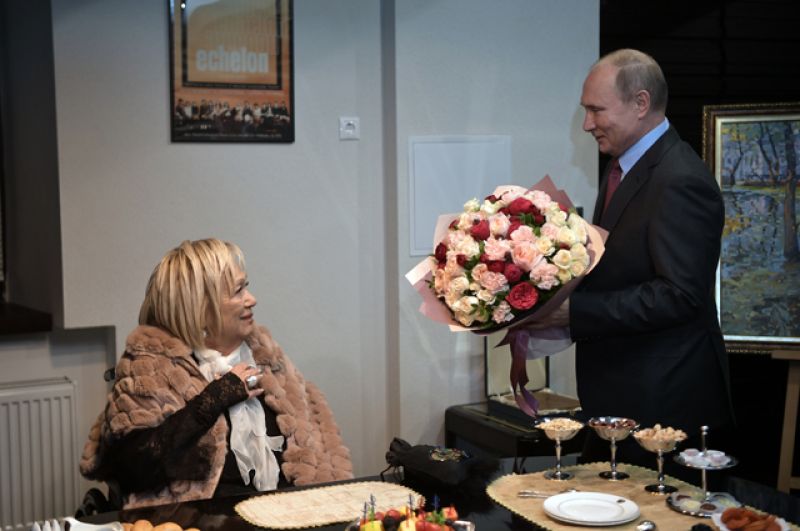Президент РФ Владимир Путин поздравляет с юбилеем художественного руководителя театра «Современник» Галину Волчек.