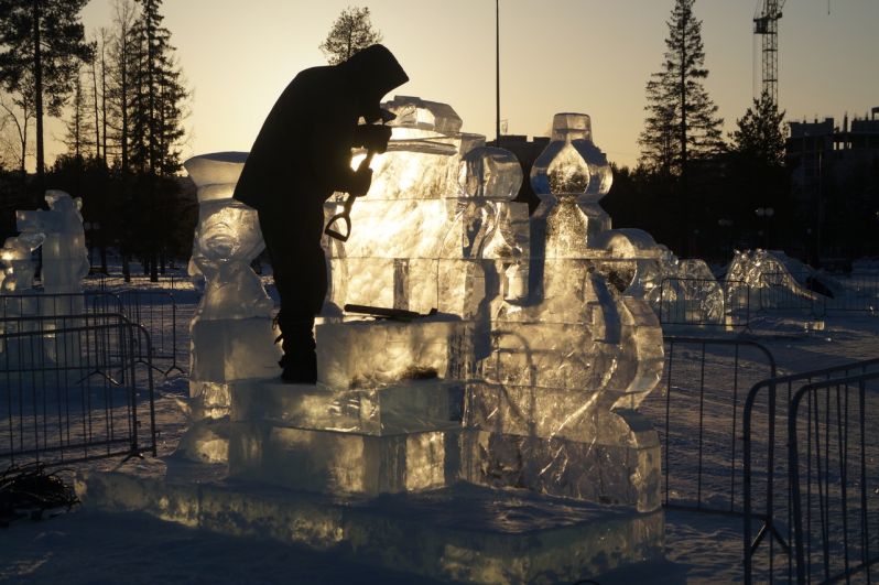 По словам ледового скульптора Михаила Крюкова, он и его команда стоят городок в Нягани уже третий год подряд