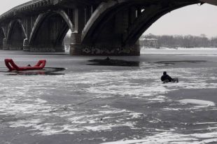 Vужчина упал возле второй опоры моста.