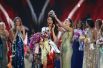 Мисс Вселенная-2018, филиппинка Катриона Грей получает корону из рук победительницы прошлого года в финале конкурса в Бангкоке, Таиланд.