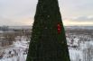 Альпинист в костюме Деда Мороза украшает 57-метровую новогоднюю елку в Красноярске, Россия.