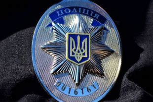 В Киеве полицейский набросился на 12-летнюю девочку и отобрал у нее телефон