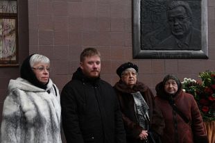 Родственники Андрея Карлова на церемонии открытия мемориальной доски дипломату.