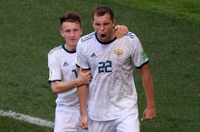 Александр Головин и Артем Дзюба радуются забитому пенальти в матче ЧМ между сборными Испании и России.