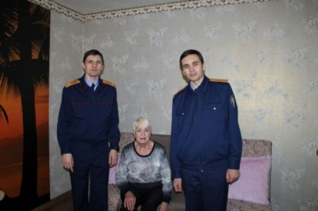 Сотрудники СКР встретили семью в Ярославле.