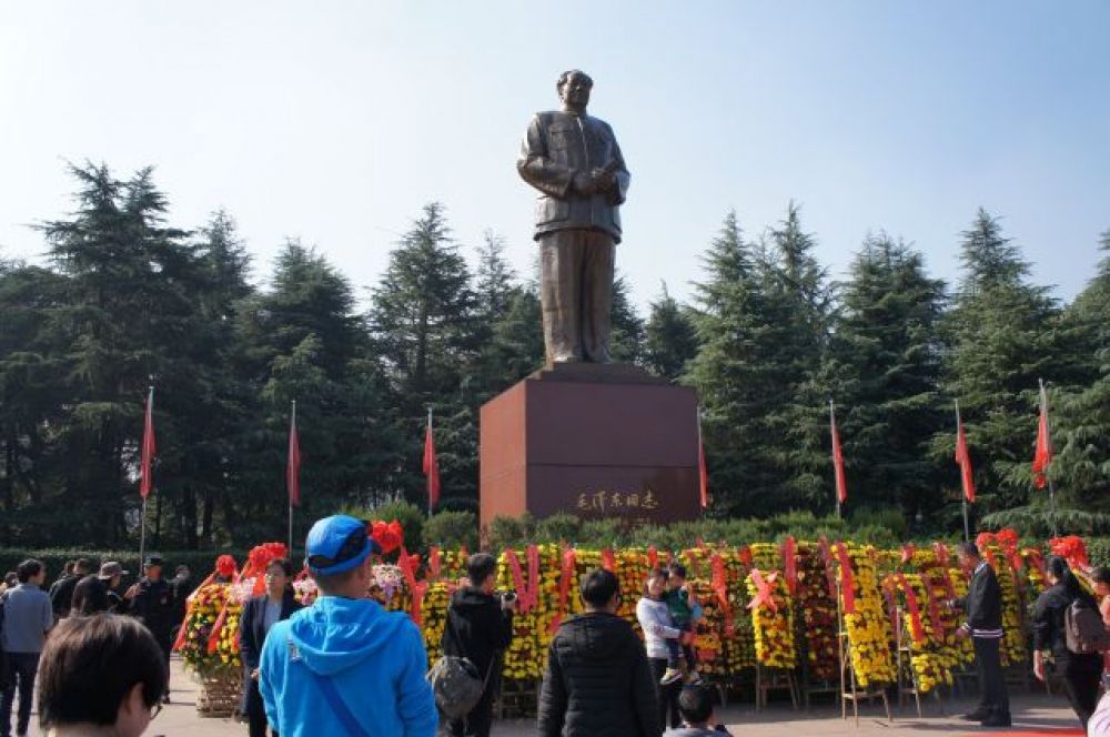 Памятник Мао Цзэдуну в Шаошани.