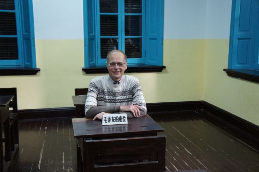 Алексей не преминул посидеть за партой Мао.