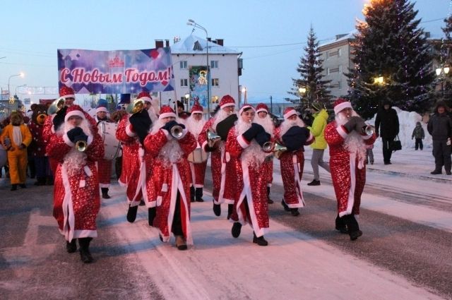 Вот уже несколько лет на главной площади города собирается самое большое количество Дедов Морозов в Тюменской области.