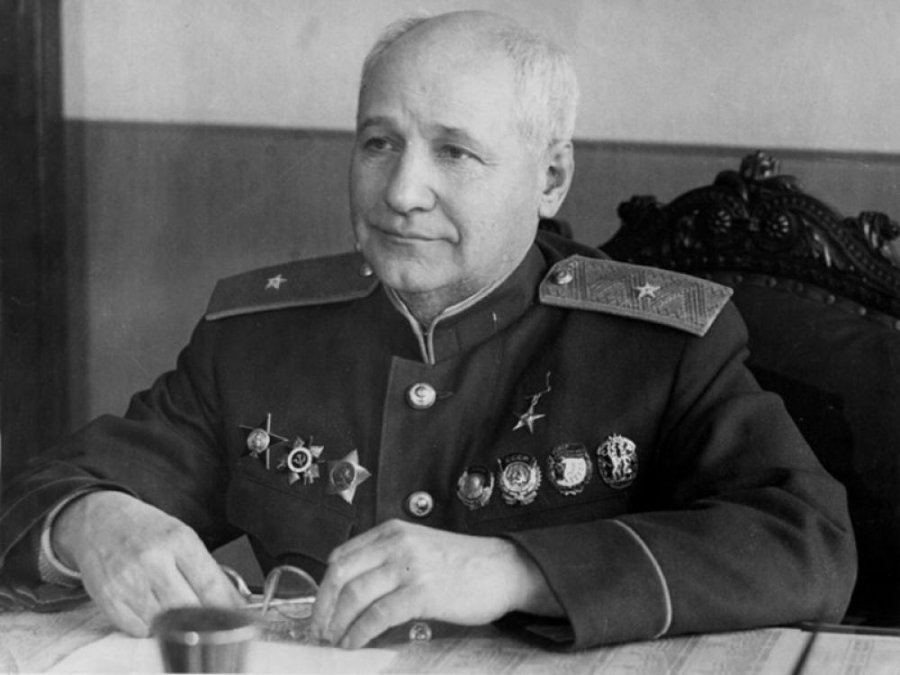 Москва (Внуково) – авиаконструктор Андрей Туполев.