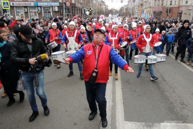 Колонну с новогодними героями возглавлял детский оркестр духовых и ударных инструментов «Юнга» из Новороссийска.