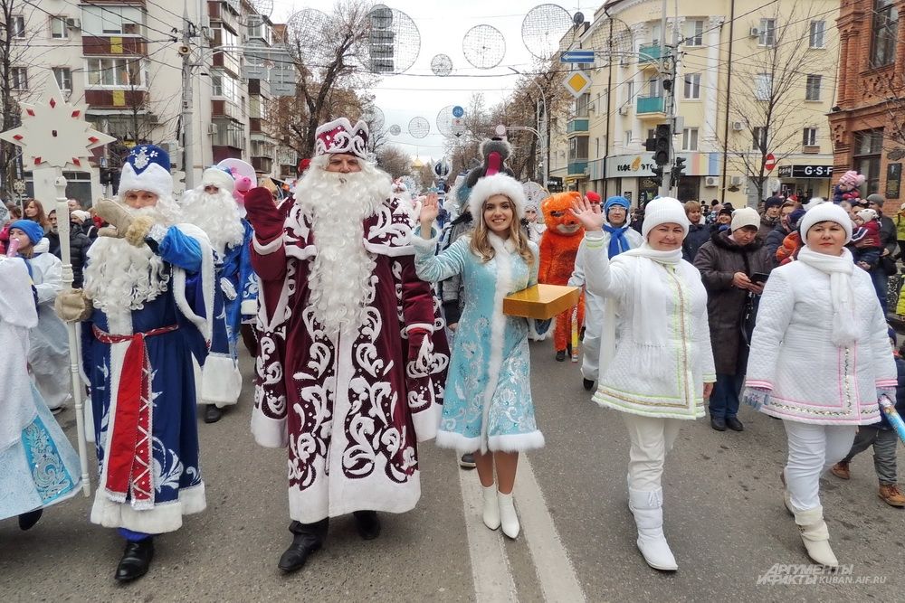 Деды Морозы и Снегурочки идут по улице Красной.