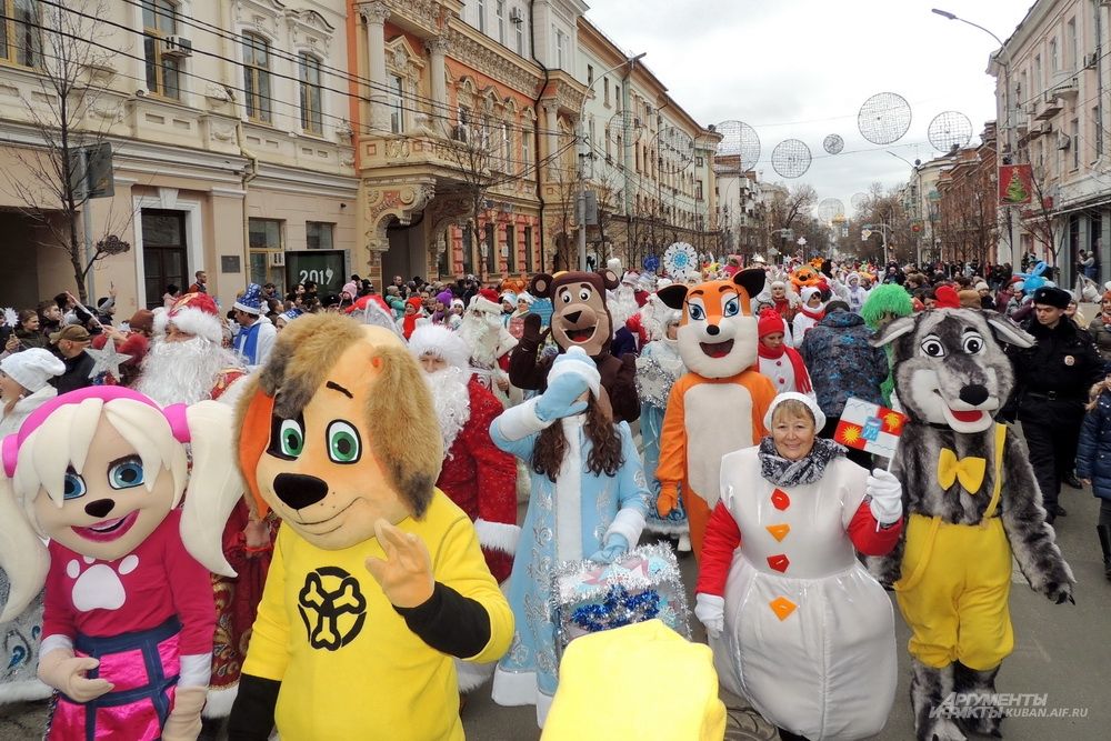 В параде участвовали герои разных сказок и мультфильмов.
