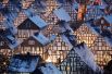 Крыши домов в историческом центре города Фройденберг, Германия.