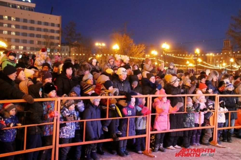 Более 5 тысяч иркутян приняли участие в открытии главной елки Иркутска 22 декабря в сквере имени Кирова.