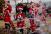 Дети в костюмах Санта-Клауса в Токио, Япония.