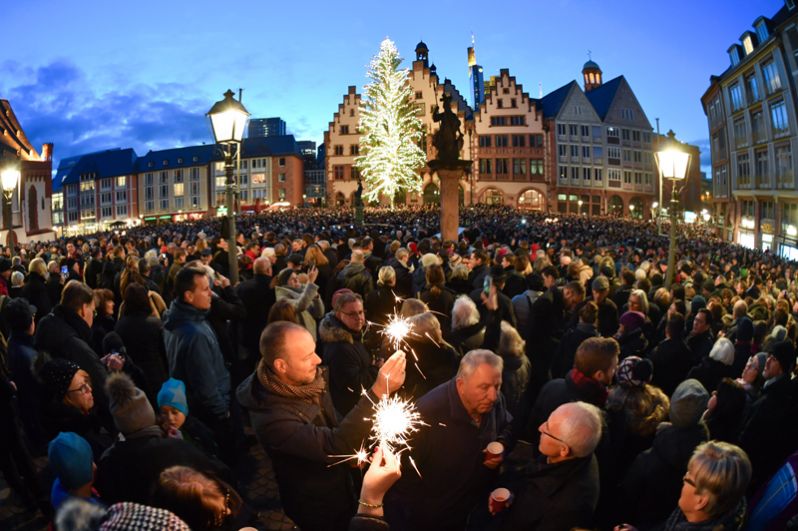Тысячи людей собрались в канун Рождества на площади Франкфурта-на-Майне, чтобы послушать колокольный концерт.