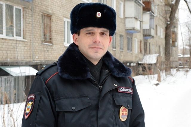Инспектор ППСП Управления МВД России по г. Перми Александр Шардин спас мужчину.