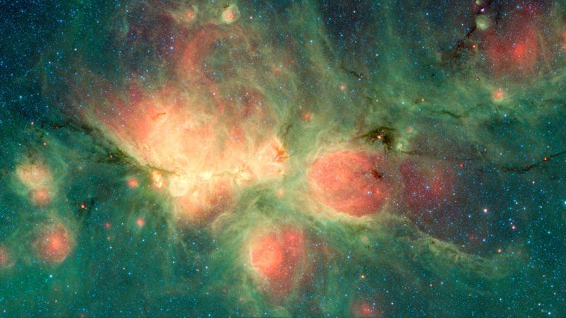 Туманность Кошачья лапа в созвездии Скорпиона. Снимок сделан с помощью телескопа «Спитцер», способного получать изображение сквозь плотные облака газа и пыли.