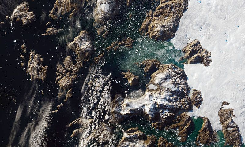 Айсберг весом 11 миллионов тонн, приплывший к побережью рядом с небольшой деревней Иннаарсуит на северо-западе Гренландии.