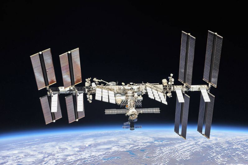 Снимок, приуроченный к 20-летию Международной космической станции и показывающий станцию сегодня.
