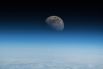 Вид на Луну с Международной космической станции.