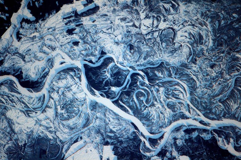 Снежные заносы вокруг реки Днепр. Снимок сделан с борта Международной космической станции.