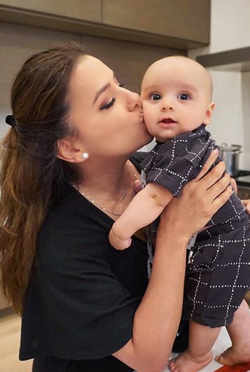 Ева Лонгория тоже удивила общественность в 2018 году, став впервые мамой в 42 года. Ее сын - Сантьяго Энрике Бакстон, появился на свет 19 июня 2018 года. 
