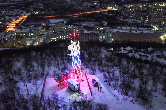 Последняя из 5040 объектов цифрового вещания передающая башня с названием «Ура» введена в эксплуатацию в посёлке Видяево Мурманской области.