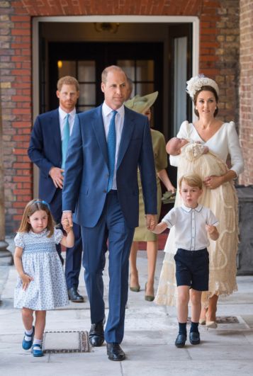 Ну конечно, как можно пропустить такое знаменательное событие, как рождение третьего ребенка герцогини Кэмбриджской! Кейт Миддлтон 23 апреля (за 10 дней до дня рождения принцессы Шарлотты) родила третьего ребенка - сына Луи Артура. Кстати, для герцогини третья беременность далась непросто - многие СМИ и поклонники королевского семейства отмечали, как плохо выглядит герцогиня., а врачи говорили о проблемах во время беременности.