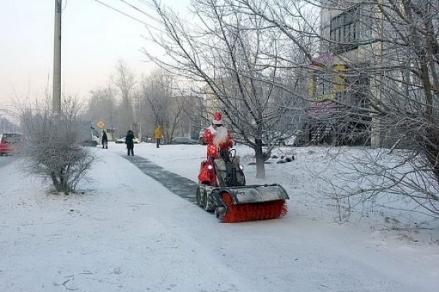 В костюм любимого новогоднего персонажа нарядили рабочего, который ежедневно чистит пешеходные дорожки и тротуары
