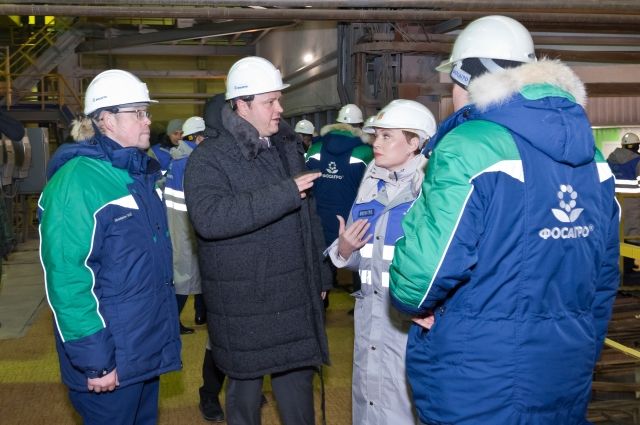 Комплекс по переработке апатитового концентрата на АНОФ-2. Андрей Гурьев (второй слева) рассказал Марине Ковтун об этапах модернизации фабрики. 