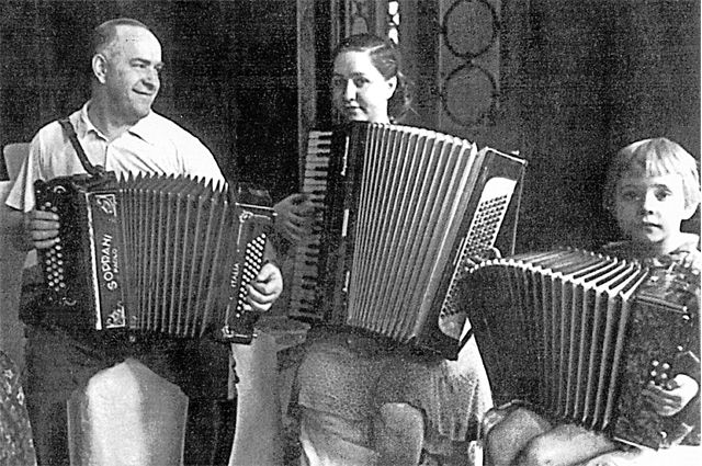 Маршал Жуков любил играть на баяне, подбирая на слух любимые песни. Дочь Эра (на фото в центре) играла на аккордеоне, а Элла – на гармони, 1945 г.