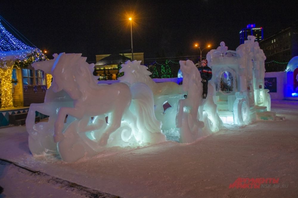 Традиционно на площади Ленина разместился ледовый городок.