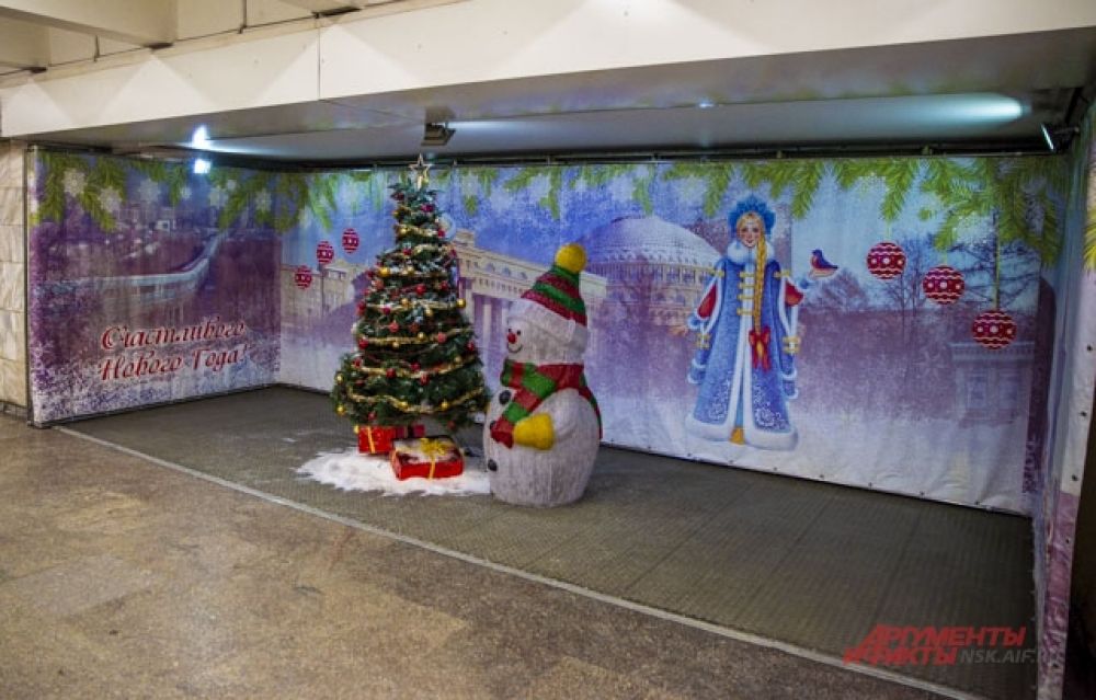 В метрополитене города тоже царит праздничный дух. Все желающие могут сделать фото со снеговиком и ёлочкой.