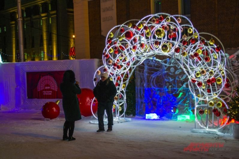 Красивые арки,ледяные скульптуры на любой вкус - добрая традиция в Новосибирске.