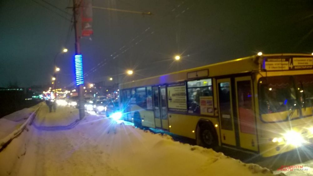А вот жителям левого берега повезло меньше. Например, так украшен Тульский мост в Кировском районе, который расположен всего в двух остановках от центра Левобережья.
