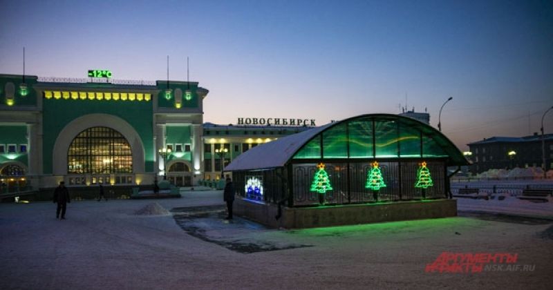 Вокзал Главный тоже радует новогодней атмосферой сибиряков и туристов.