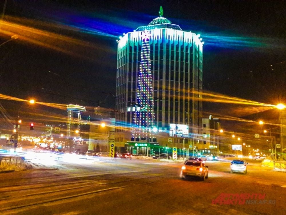 На крупных зданиях города красуются гигантские ели.
