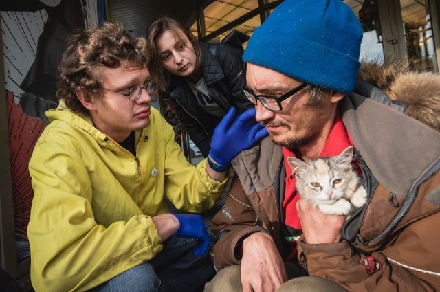 Сергей Иевков оказывает медицинскую помощь бездомным.