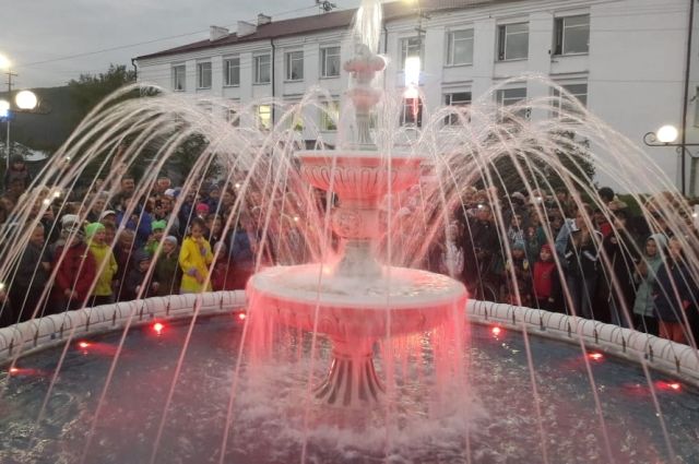 В этом году в Киренске установили фонтан с шикарной подсветкой.