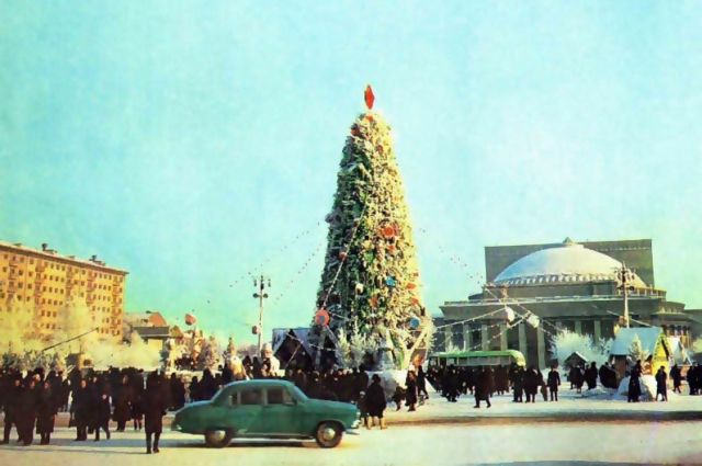 Главная городская ёлка на площади Ленина
