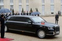 Автомобиль Aurus кортежа Владимира Путина у Елисейского дворца.