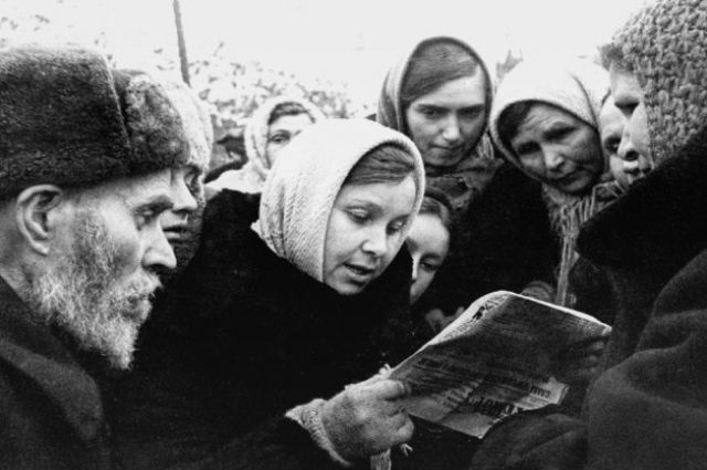 Жители освобождённого Пятигорска читают советскую газету.