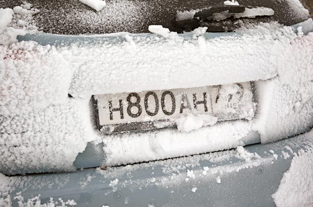 Снежок номер 2. Залепленный снегом номер. Заснеженный номер авто. Номер в снегу. Залепленный снегом номер авто.