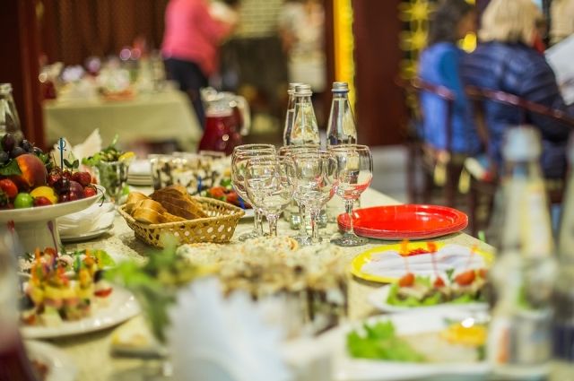 Новогодний стол для семьи из четырех человек обойдется больше, чем в 6000 рублей. 