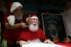 Ученику бразильской школы Санта-Клаусов остригают бороду в честь окончания рождественского сезона в Рио-де-Жанейро.